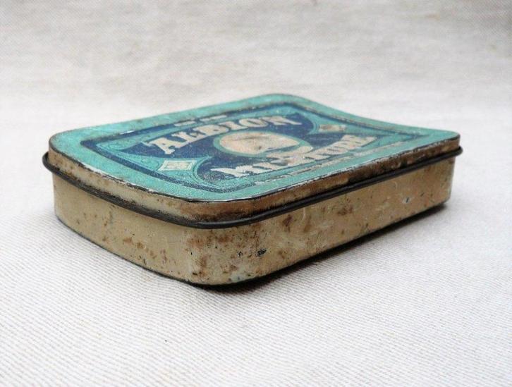 Albion Mixture tabakdoos 501 van Herwaarden Rotterdam 1950., Verzamelen, Rookartikelen, Aanstekers en Luciferdoosjes, Gebruikt