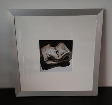Aluminium wissellijst met stapeltje bankbiljetten, 45x45 cm beschikbaar voor biedingen