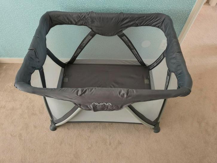 Nuna  Sena campingbedje/box - Inclusief accessoires!, Kinderen en Baby's, Boxen, Zo goed als nieuw, Rechthoekig, In hoogte verstelbaar