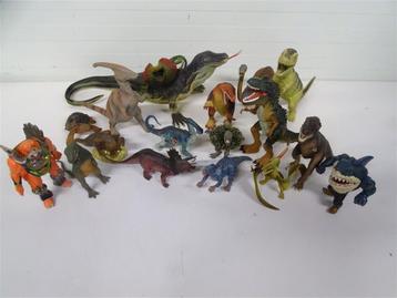 A6259. Partij dino figurines en losse action figures beschikbaar voor biedingen
