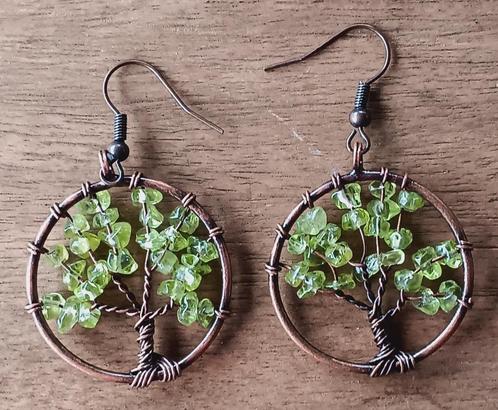 DA73 Oorbellen tree of life met olivine/peridot chips, Sieraden, Tassen en Uiterlijk, Oorbellen, Nieuw, Hangers, Overige materialen
