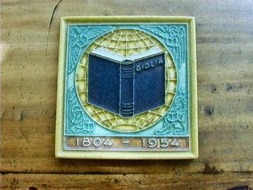 Biblia 1804 - 1954, reliëftegel Delft voorstelling open boek beschikbaar voor biedingen