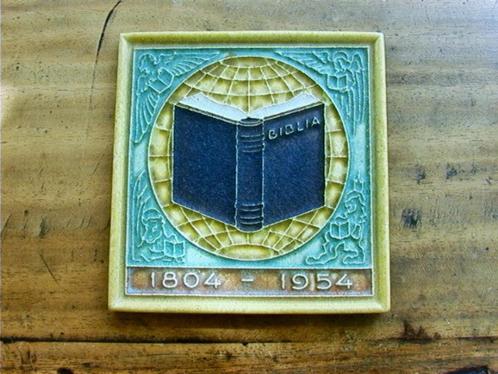 Biblia 1804 - 1954, reliëftegel Delft voorstelling open boek, Antiek en Kunst, Antiek | Keramiek en Aardewerk, Ophalen of Verzenden