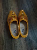 Gele houten klompen met decoratie, Antiek en Kunst, Ophalen of Verzenden