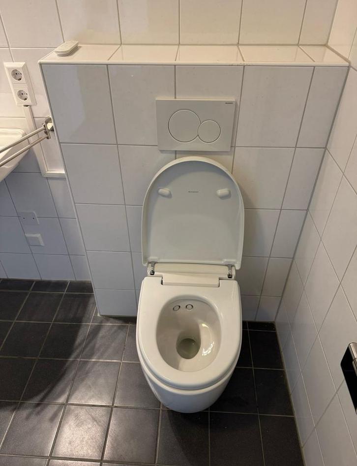 Geberit AquaClean Mera Classic wit douchewc, Doe-het-zelf en Verbouw, Sanitair, Zo goed als nieuw, Toilet, Ophalen of Verzenden