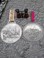 2 ronde zilvertin plaquettes en een Franse toneelkijker, Antiek en Kunst, Antiek | Tin, Verzenden