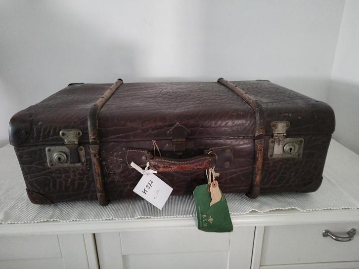 K372 VINTAGE koffer - hutkoffer met oud KLM bagagelabel, Sieraden, Tassen en Uiterlijk, Koffers, Gebruikt, Overige materialen