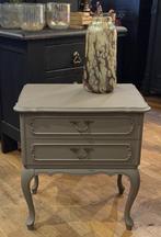 Vintage kastje Queen Ann ladekastje 2-laads kast taupe VdlM, Ophalen, 1 of 2 laden, 50 tot 100 cm, Zo goed als nieuw