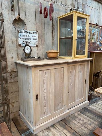 Sleetse vintage schoolkast beschikbaar voor biedingen