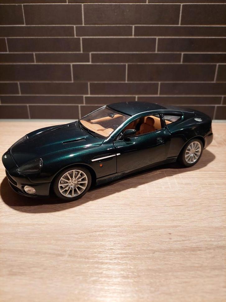 Bburago 1:18 Aston Martin V12 Vanquish 2002 - in doos, Hobby en Vrije tijd, Modelauto's | 1:18, Nieuw, Auto, Bburago, Ophalen of Verzenden