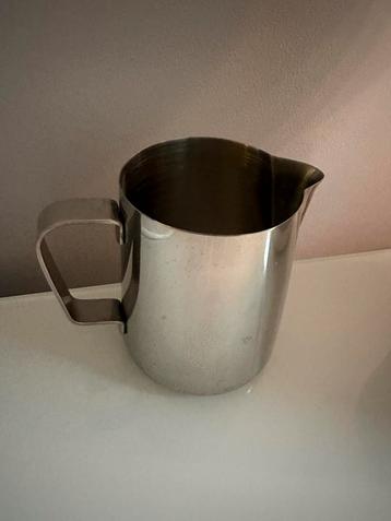 RVS kannetje om melk op te schuimen beschikbaar voor biedingen