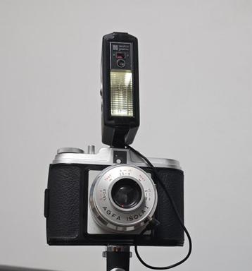 Vintage analoge camera met flitser beschikbaar voor biedingen