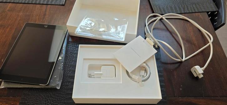 iPad 6th Gen 128 GB 4G LTE / Wi-Fi Space grey, Computers en Software, Apple iPads, Zo goed als nieuw, Apple iPad, 10 inch, Grijs