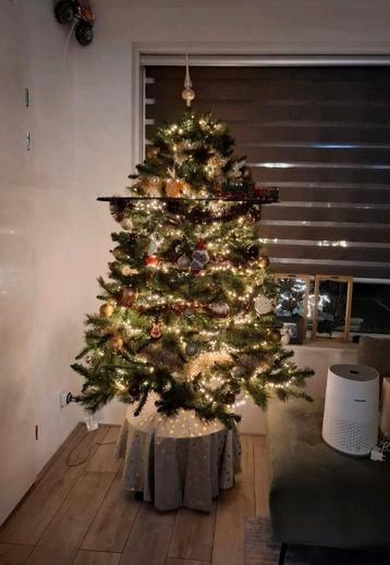 Mooie kunstkerstboom +- 1.80 m inclusief accessoires. beschikbaar voor biedingen