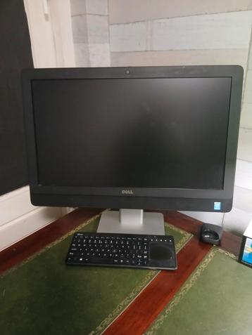 Desktop met toetsenbord.  beschikbaar voor biedingen