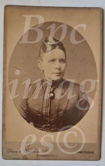 Kabinetfoto vrouw met stermedaillon Amsterdam 1880's beschikbaar voor biedingen