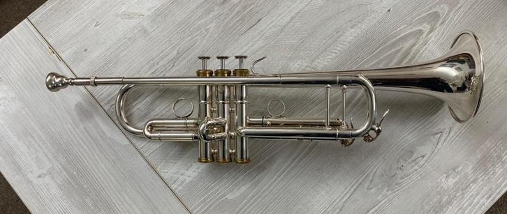 Hub van Laar B7 verziverde trompet zeer netjes, Muziek en Instrumenten, Blaasinstrumenten | Trompetten, Gebruikt, Bes-trompet