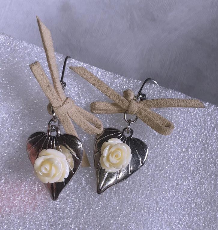 oorbellen hangers hartje met roos en strikje, Sieraden, Tassen en Uiterlijk, Oorbellen, Nieuw, Hangers, Overige materialen, Zilver
