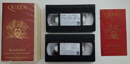 Queen – Box Of Flix – 2 VHS + booklet – alle videoclips 1991, Cd's en Dvd's, VHS | Documentaire, Tv en Muziek, Gebruikt, Muziek en Concerten