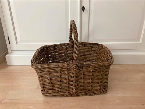 Mooie rieten mand met hengsel, Huis en Inrichting, Woonaccessoires | Schalen en Manden, Ovaal, Riet, Ophalen