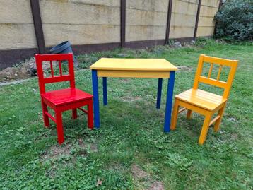 Kindertafel met 2 Stoeltjes beschikbaar voor biedingen