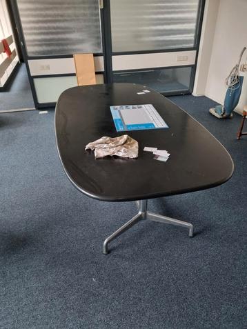 Grote tafel beschikbaar voor biedingen