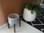 1 GROTE STOERE BLOEMPOT + 1 KLEINE BLOEMPOT MET STANDAARD, Tuin en Terras, Bloempotten, Ophalen, Rond, Binnen, Zo goed als nieuw