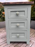 Vergrijsd Groen Ladekastje met 3 lades, Minder dan 50 cm, Gebruikt, Ophalen of Verzenden, Romantsch/brocante