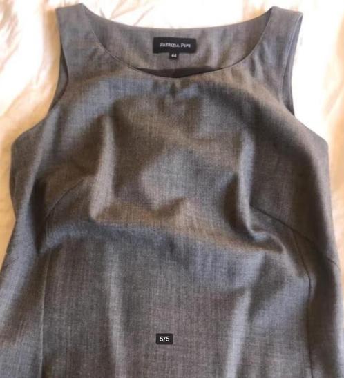 mooi grijs jurkje Patrizia Pepe mt 44 NL 38 nieuwstaat, Kleding | Dames, Jurken, Zo goed als nieuw, Grijs, Boven de knie, Ophalen