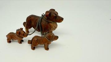 Antiek hand-gesneden houten hele kleine hondjes. beschikbaar voor biedingen