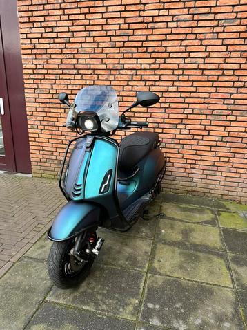 Custom vespa sprint e4 cameleon geel kenteken full option beschikbaar voor biedingen