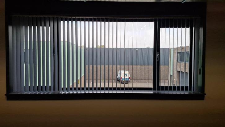 Kunstof kozijn met 2x draai / kiep ramen Ral 9022 Antraciet, Doe-het-zelf en Verbouw, Kozijnen en Schuifpuien, Zo goed als nieuw