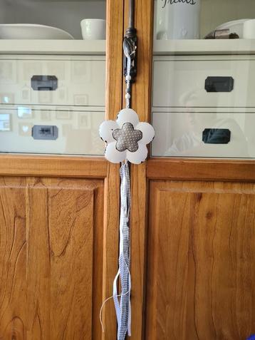 Leuke decoratieve hanger met een bloemornament beschikbaar voor biedingen