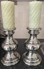 2 zilverkleurige kandelaars incl kaarsen, Huis en Inrichting, Woonaccessoires | Kandelaars en Kaarsen, Ophalen, Zo goed als nieuw