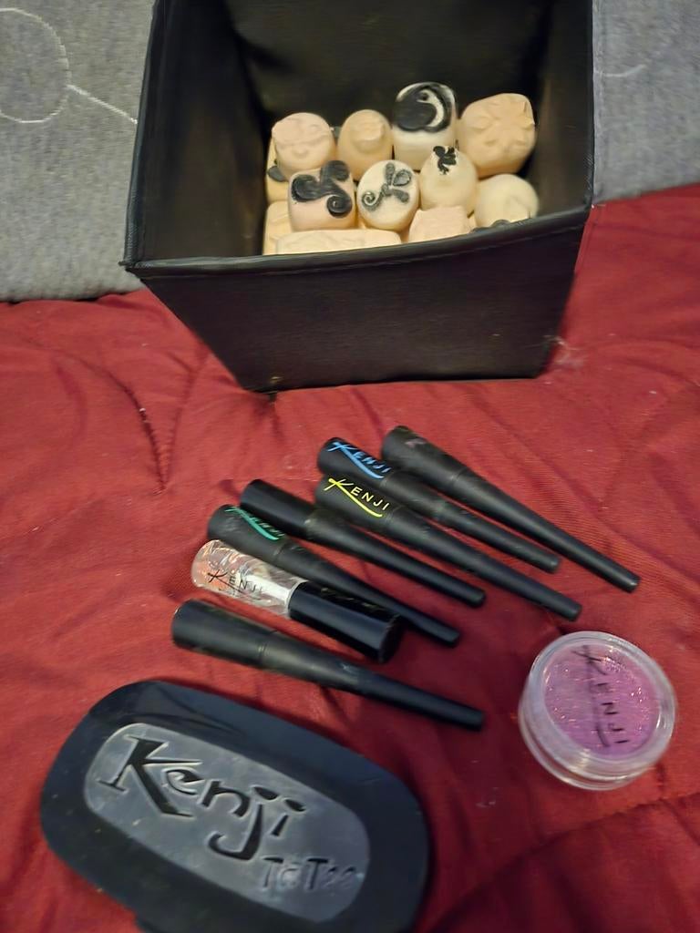 Kenji Tattoo Make-up Set, Sieraden, Tassen en Uiterlijk, Uiterlijk | Cosmetica en Make-up, Ophalen, Gehele gezicht, Zwart, Zo goed als nieuw
