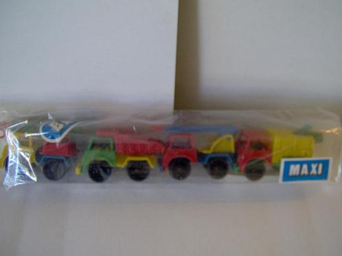 Maxi Bajs 4 stuks Vinyl Zweeds modelauto totale lengte 23cm, Hobby en Vrije tijd, Modelauto's | Overige schalen, Nieuw, Auto, Ophalen of Verzenden