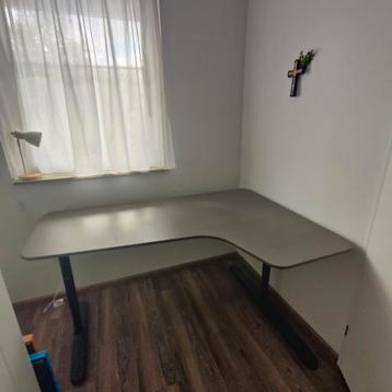 In hoogte verstelbaar bureau - in goede staat - afbeelding 1