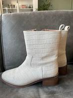 Witte enkellaarsjes met krokodillenprint mt 40, Kleding | Dames, Schoenen, Ophalen of Verzenden, Zo goed als nieuw, Wit, Lage of Enkellaarzen
