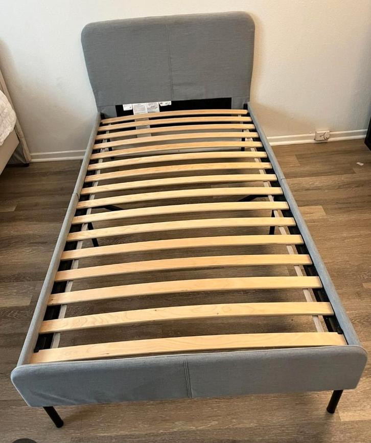 Ikea Slattum Bed - Grijze Stoffen Bekleding, Huis en Inrichting, Slaapkamer | Bedden, Zo goed als nieuw, Eenpersoons, 90 cm, 200 cm