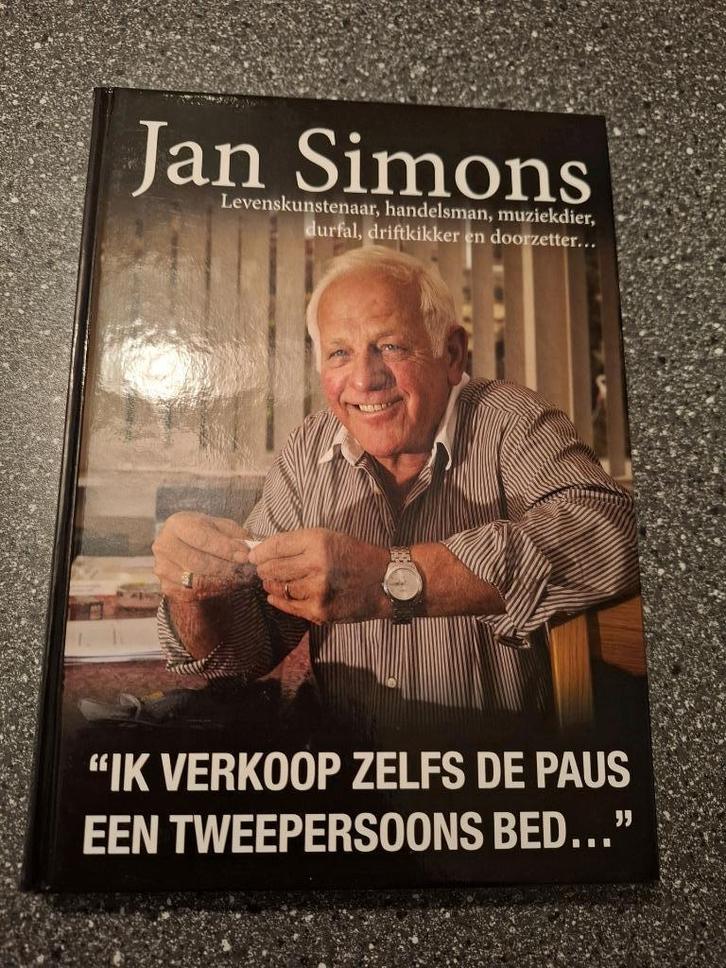 Boek Jan Simons "Ïk verkoop zelfs de Paus tweepersoons bed", Boeken, Biografieën, Zo goed als nieuw, Overige, Ophalen of Verzenden