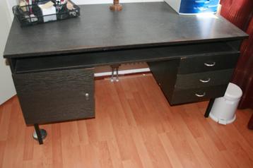 Te koop mooi zwart Bureau in goede staat  beschikbaar voor biedingen