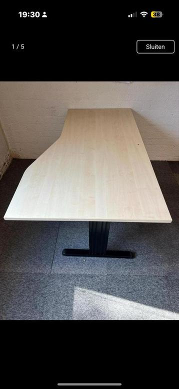 In hoogte verstelbaar bureau beschikbaar voor biedingen