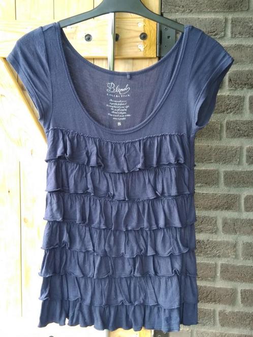 Donkerblauw shirt met stroken/ ruffles en korte mouw, maat S, Kleding | Dames, T-shirts, Zo goed als nieuw, Maat 36 (S), Blauw