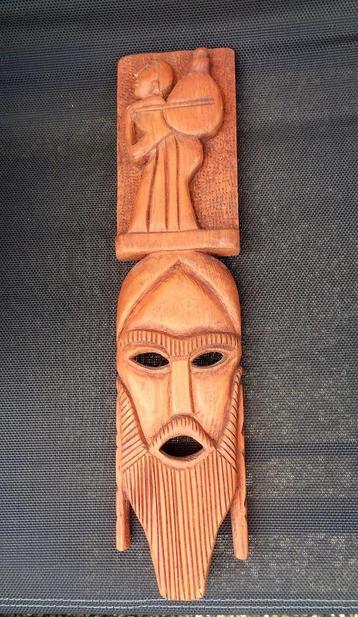 Afrikaans masker - Hand gemaakt uit lokaal hout - beschikbaar voor biedingen