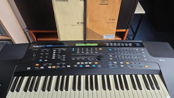 Roland E86 intelligent synthesizer, Muziek en Instrumenten, Keyboards, Gebruikt, 61 toetsen, Roland, Aanslaggevoelig, Met standaard