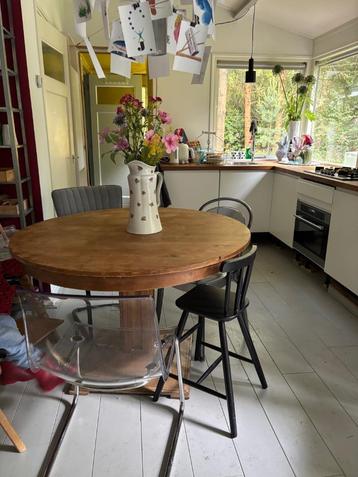 Antiek ronde houten tafel beschikbaar voor biedingen