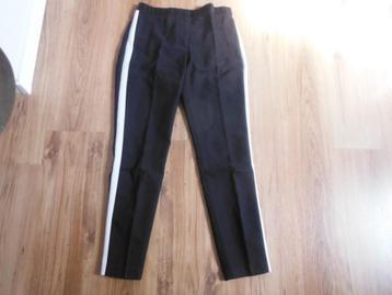 mooie zgan zwarte broek met witte zijbies van Zara, mt M beschikbaar voor biedingen