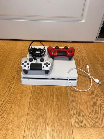 PS4 Slim (1TB) met 2 controllers, goed staat beschikbaar voor biedingen