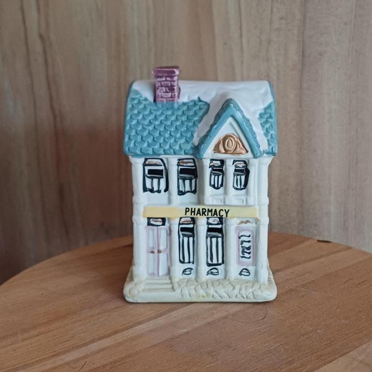 Stenen huisje Pharmacy, Diversen, Kerst, Zo goed als nieuw, Ophalen of Verzenden