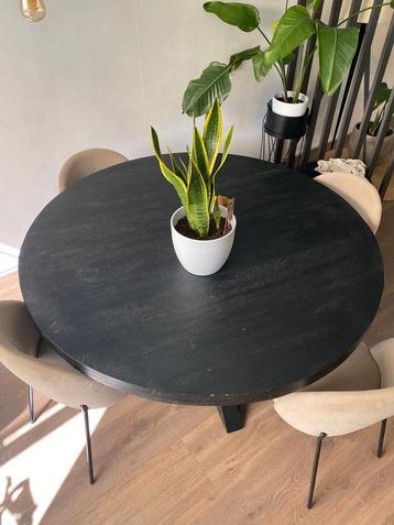 Mooie houten tafel met metalen poten beschikbaar voor biedingen